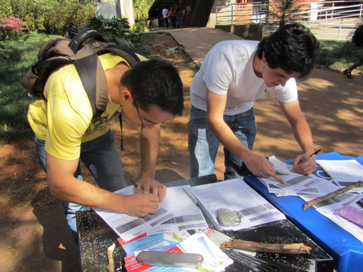 Todo mundo empenhado com o abaixo assinado pelos 10% das receitas correntes brutas da União para a Saúde Pública.