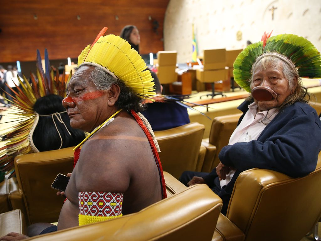 Brasília (DF) 07/06/2023 - O cacique Raoni (c) participa da sessāo de julgamento Supremo Tribunal Federal (STF) julgamento do marco temporal de terras indígenas. O caso põe em lados opostos ruralistas e povos originários, e está parado na Corte desde 2021.O tema tem relevância porque será com este processo que os ministros vão definir se a tese do marco temporal tem validade ou não. O que for decidido valerá para todos os casos de demarcação de terras indígenas que estejam sendo discutidos na Justiça. Foto: José Cruz/Agência Brasil 