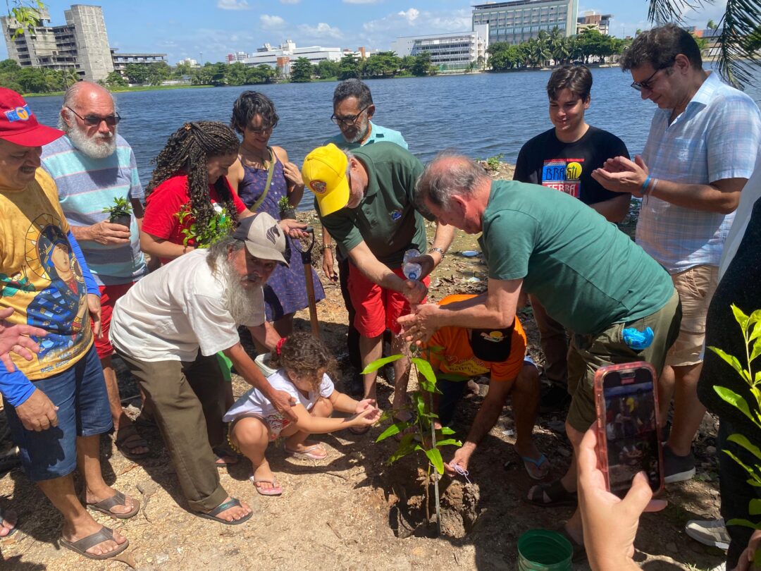 Reflorestando a margem da Lagoa do Porangabussu. Crédito: Wellington Romão
