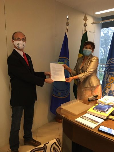 Fernando Pigatto, presidente do CNS, entrega a carta a Socorro Gross, representante da OPAS/OMS no Brasil